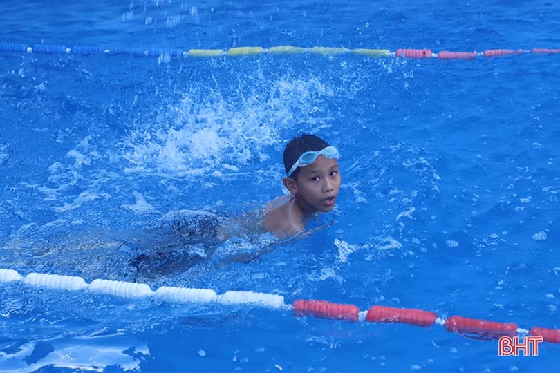 Dịch vụ bơi ở TP Hà Tĩnh hút khách trong những ngày hè nắng nóng