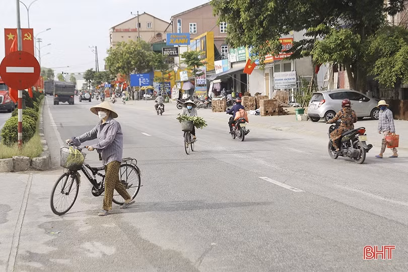 Ra khỏi chợ Nghèn đừng ngược chiều trên quốc lộ 1!