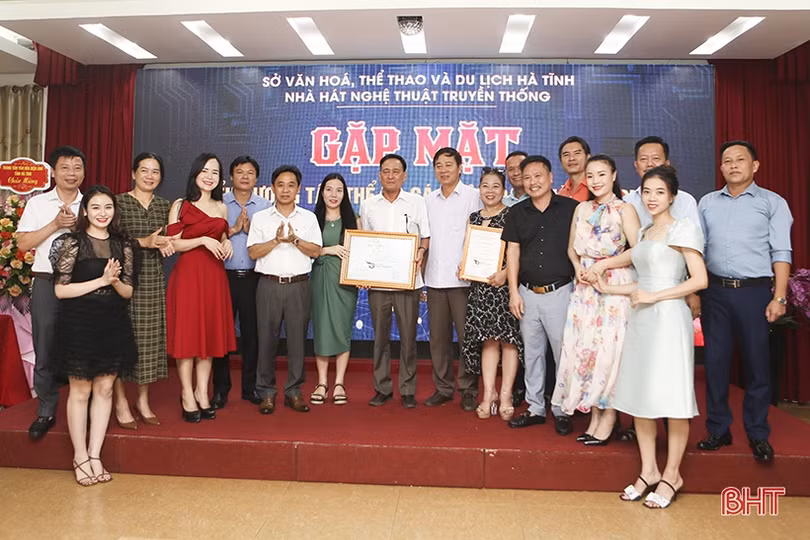 Hà Tĩnh biểu dương Nhà hát NTTT và các diễn viên đạt thành tích tại Liên hoan Tuồng và Dân ca kịch toàn quốc năm 2022