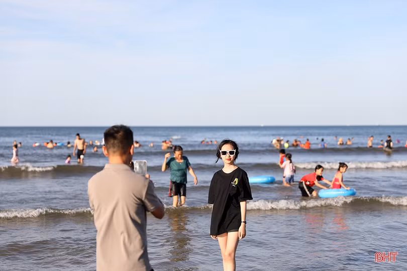 Du khách đổ đi xem khoảnh khắc kỳ thú mặt trời mọc và lặn cùng lúc