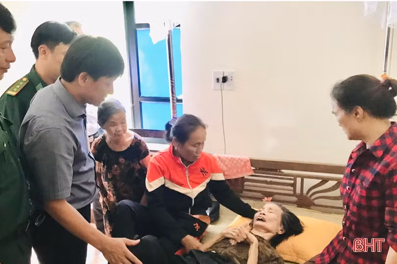 Bàn giao nhà tình nghĩa cho hộ đặc biệt khó khăn ở Hương Sơn