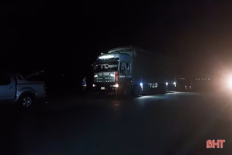 Hà Tĩnh: Xử phạt xe được phép chở 52 tấn nhưng “thồ” tới 68 tấn