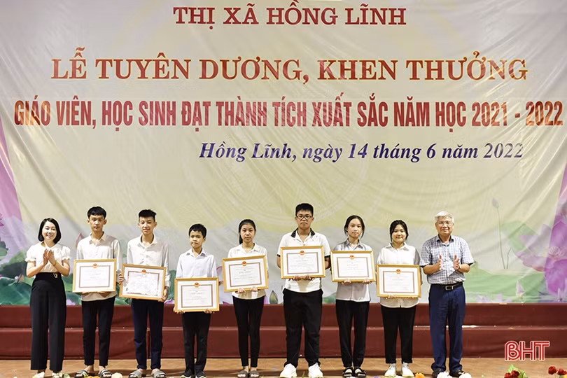 Thị xã Hồng Lĩnh tuyên dương, khen thưởng giáo viên, học sinh giỏi năm học 2021-2022