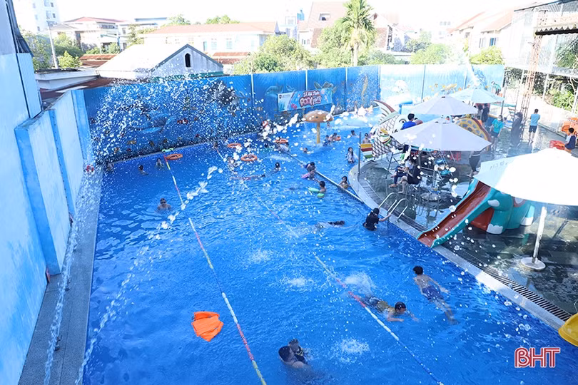 Dịch vụ bơi ở TP Hà Tĩnh hút khách trong những ngày hè nắng nóng