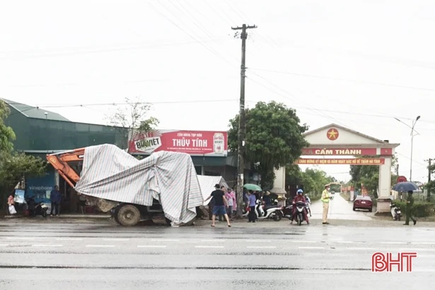 Va chạm với máy xúc, người đi bộ tử vong tại chỗ