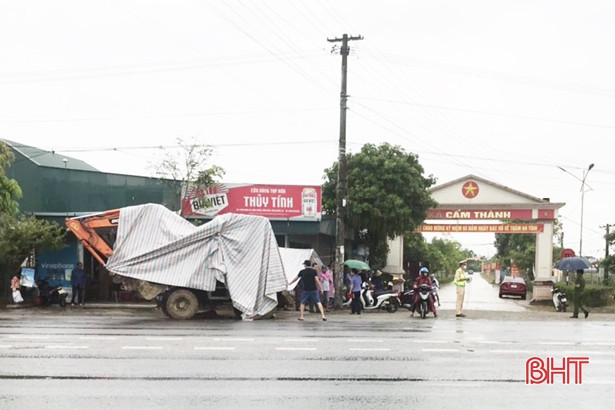 Va chạm với máy xúc, người đi bộ tử vong tại chỗ