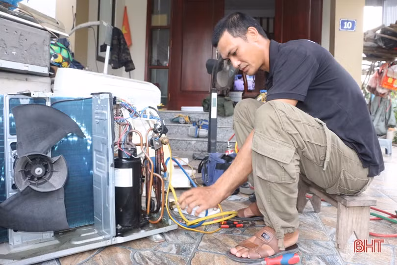 Thợ sửa chữa điện lạnh tại Hà Tĩnh “vã mồ hôi” mùa nắng nóng 