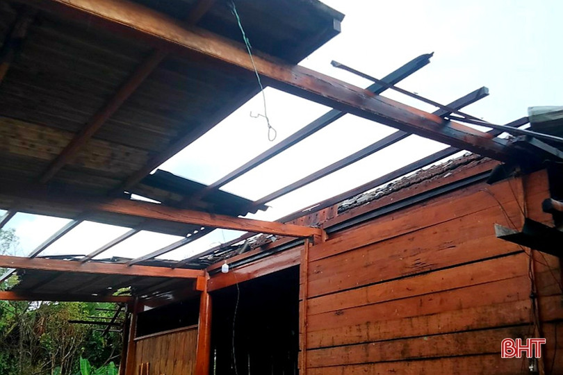 Lốc xoáy kèm mưa đá làm 30 ngôi nhà ở xã biên giới Hà Tĩnh bị tốc mái