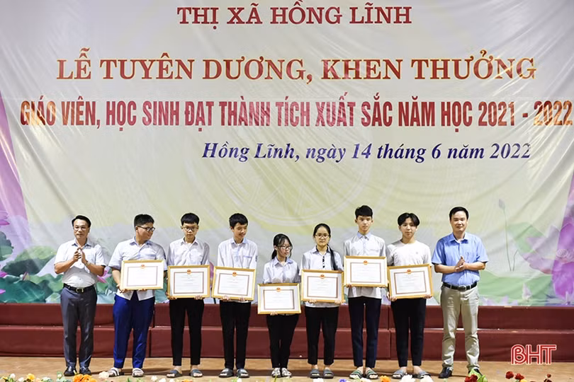 Thị xã Hồng Lĩnh tuyên dương, khen thưởng giáo viên, học sinh giỏi năm học 2021-2022