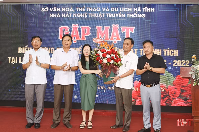 Hà Tĩnh biểu dương Nhà hát NTTT và các diễn viên đạt thành tích tại Liên hoan Tuồng và Dân ca kịch toàn quốc năm 2022