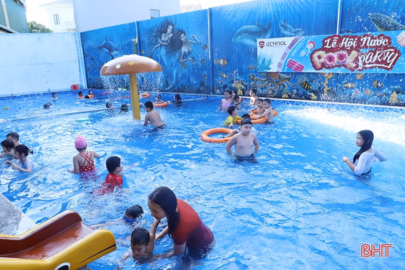 Dịch vụ bơi ở TP Hà Tĩnh hút khách trong những ngày hè nắng nóng