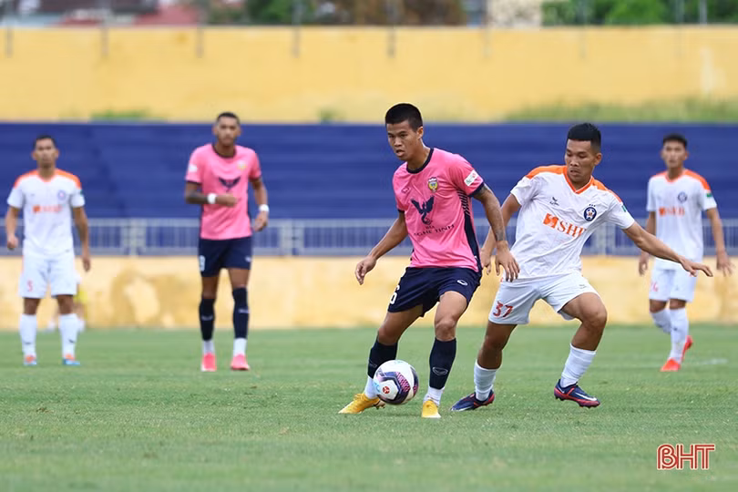 Hồng Lĩnh Hà Tĩnh chia điểm với SHB Đà Nẵng tại Giải Bóng đá tứ hùng Cúp Tân Long