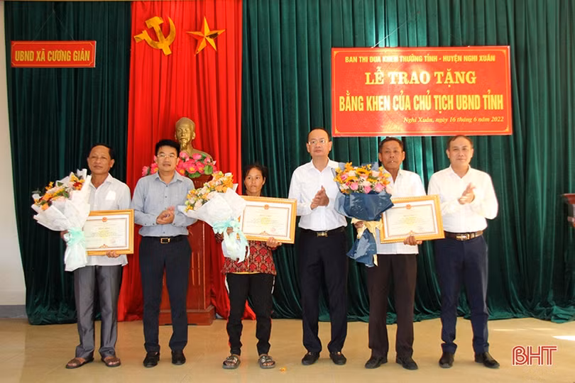 Trao bằng khen của Chủ tịch UBND tỉnh cho các cá nhân cứu 2 chị em bị đuối nước ở Nghi Xuân