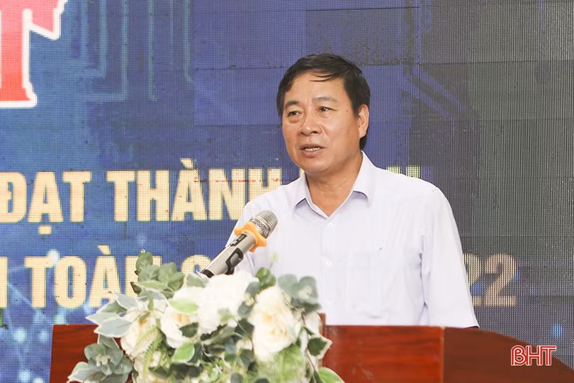 Hà Tĩnh biểu dương Nhà hát NTTT và các diễn viên đạt thành tích tại Liên hoan Tuồng và Dân ca kịch toàn quốc năm 2022