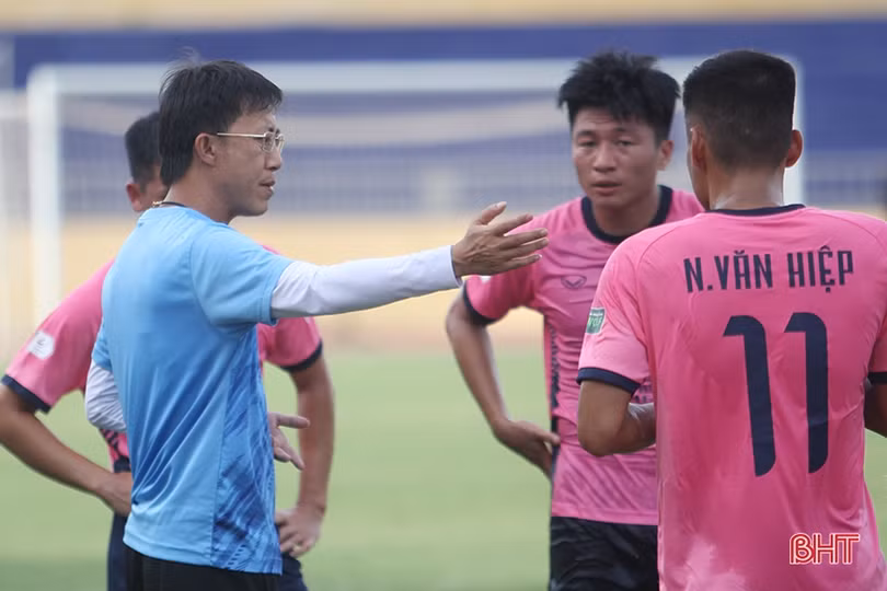 Hồng Lĩnh Hà Tĩnh thắng đậm Thanh Hóa trận khai mạc cup tứ hùng