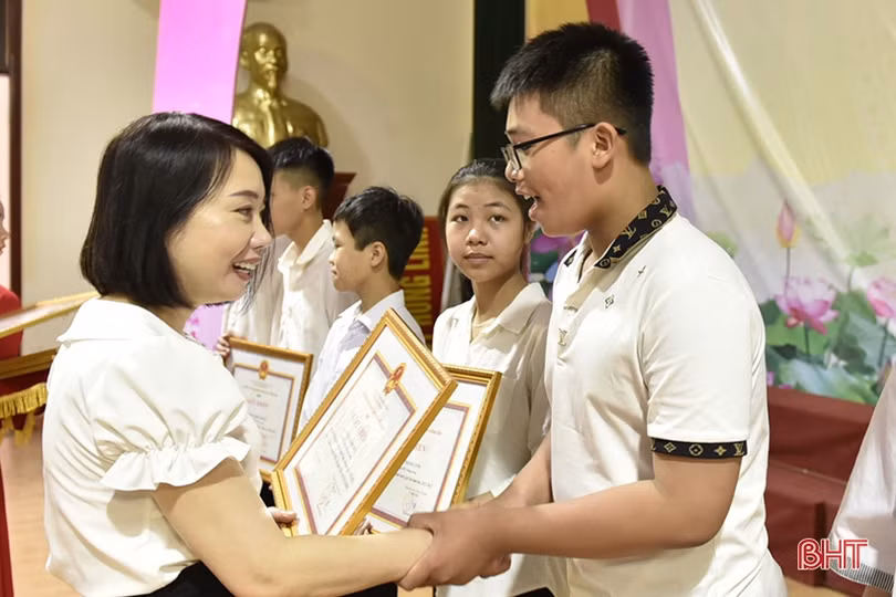 Thị xã Hồng Lĩnh tuyên dương, khen thưởng giáo viên, học sinh giỏi năm học 2021-2022