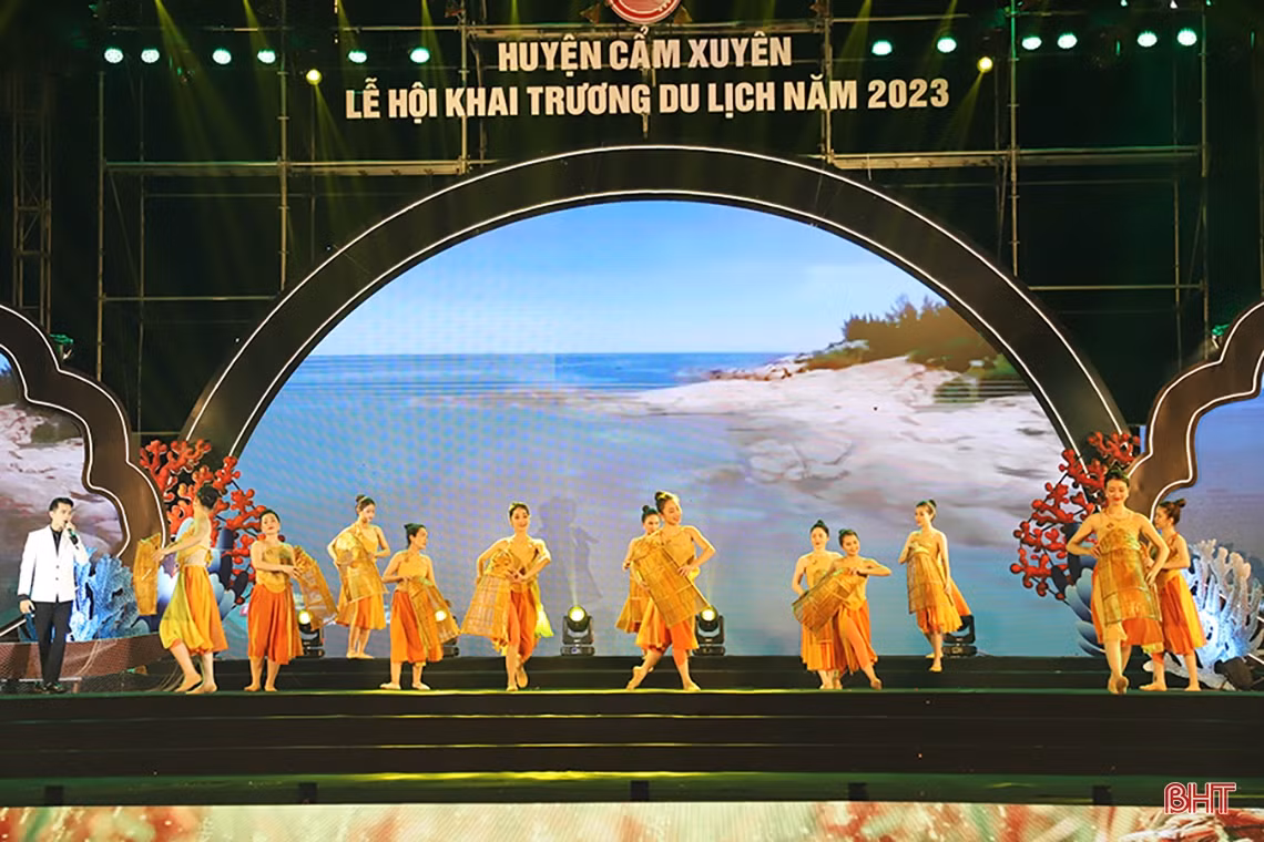 Đặc sắc đêm khai hội du lịch Cẩm Xuyên