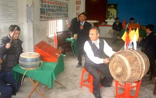 Tôm điếm được phát triển ở một bậc cao hơn, phức tạp hơn tổ tôm bởi người chơi phải tinh tai (để nghe tiếng trống lệnh), tinh mắt (để nhìn thấy cờ lệnh), nhanh tay (để đánh trống lệnh).