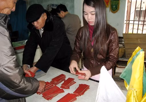 Tôm điếm không chỉ thích hợp với các cụ cao tuổi và các bậc trung niên... mà còn thu hút nhiều bạn trẻ tham gia trong những ngày đầu xuân