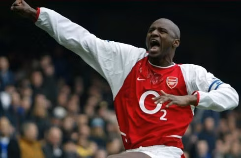 William Gallas Đang trong năm thứ 9 ở giải Ngoại hạng, với 250 trận trong màu áo Chelsea rồi Arsenal, Gallas (áo xanh) vẫn đươc xem như một trong những trung vệ đáng tin cậy nhất. Hậu vệ từng 2 lần vô địch giải Ngoại hạng với Chelsea này đang chơi tuyệt hay sau khi bị truất ngôi thủ quân Arsenal và ở tuổi 32, anh nhiều khả năng sẽ được HLV Wenger phá lệ gia hạn hợp đồng. Claude Makelele Tiền vệ trụ gốc Zaire (áo xanh) có lẽ là người kém nhất về khoản tài năng trong số những ngôi sao bóng đá Pháp cùng thời. Thay vào đó, Makelele chỉ được biết đến như một chú ong thợ cần mẫn ở tuyến giữa. Thể lực và khả năng bao quát tuyệt vời của anh là một thành tố quan trọng giúp Chelsea của Mourinho hai lần liền vô địch giải Ngoại hạng, và đóng vai trò gần như không thể thay thế suốt 5 năm chơi bóng ở Stamford Bridge. Fabien Barthez Thủ môn người Pháp để lại những ấn tượng khó phai cả tích cực lẫn tiêu cực, vì lối bắt bóng tài tử của anh, khi được HLV Ferguson tậu về từ Monaco và chơi cho MU trong 4 năm. Với lối bắt bóng có phần nghệ sĩ, mái đầu trọc và gương mặt hài hước, Barthez đã tạo ra hình ảnh khác hẳn một Peter Schmeichel khắc khổ, dữ dằn trong khung gỗ MU trước đó. Nicolas Anelka Cựu tiền đạo Paris SG là ngôi sao người Pháp kinh qua nhiều đội bóng Anh nhất khi từng chơi cho cả thảy 5 CLB. Bên canh những tranh cãi vì tính khí thất thường, Anelka nhìn chung đều tạo dấn ấn tích cực. Anh bùng nổ, góp công lớn giúp Arsenal lập cú đúp vô địch giải Ngoại hạng - Cup FA mùa 1997-1998 và ghi rất nhiều bàn thắng ở các CLB anh tiếp theo là Liverpool, Man City và Bolton. Nhưng có lẽ Chelsea hiện nay mới là nơi tận dụng được hết những phẩm chất tốt nhất của Anelka, khi biến anh thành đối tác ăn ý với Drobga trên hàng công. Robert Pires Được Wenger đưa về từ Marseille với giá chỉ 6 triệu bảng năm 2000 và khởi đầu có phần chậm chạp, nhưng Pires đã bùng nổ về sau và có 6 năm thành công rực rỡ cùng Arsenal. Dù chỉ là một cầu thủ chạy cánh, tiền vệ có dáng vẻ thư sinh này vẫn được xem như một trong số ít cầu thủ sáng tạo nhất lịch sử Arsenal. Anh luôn tạo cảm giác hưng phấn cho các fan nhờ kỹ thuật cá nhân điêu luyện và những tình huống xử lý đẹp mắt nhưng không kém phần hiệu quả. Marcel Desailly Khi chia tay AC Milan năm 1998 ở tuổi 30, trung vệ gốc Ghana này được xem như một món hàng hết đát. Nhưng đến với Chelsea, Desailly vẫn tỏa sáng và tận hưởng mùa xuân thứ hai trong sự nghiệp huy hoàng của anh. Thể lực, lối đeo bám khó chịu, khả năng không chiến tuyệt vời và tư chất thủ lĩnh biến Desailly thành một tượng đài trong hàng thủ CLB thành London. Nhà vô địch thế giới người Pháp còn được xem như đàn anh có ảnh hưởng lớn, góp phần giúp Chelsea đào tạo nên một John Terry tài năng vẹn toàn đang là thủ lĩnh của đội bóng hiện nay. David Ginola Cầu thủ điển trai này khoác áo 4 CLB Anh - Newcaslte, Tottenham, Aston Villa và Everton, nhưng khoảng thời gian đẹp nhất của anh tại giải Ngoại hạng chỉ gắn liền với hai đội bóng đầu tiên. Ginola là một trong những cầu thủ hay nhất trong đội hình của HLV Kevin Keegan về nhì ở giải Ngoại hạng mùa 1995-1996 và 1996-1997. Trong 3 năm tiếp theo ở Tottenham, anh tiếp tục làm các fan ở sân White Hart Lane ngất ngây với phong thái của một ngôi sao lãng tử. Tottenham không gây ấn tượng mạnh ở giải Ngoại hạng, nhưng các fan vẫn được an ủi phần nào khi chứng kiến vẻ đẹp của bóng đá mà Ginola đều đặn thể hiện mỗi tuần. Patrick Vieira Tiền vệ gốc Senegal được xem như hình mẫu lý tưởng về một tiền vệ trung tâm trong 9 năm đỉnh cao cùng Arsenal. Anh tạo ra chuẩn mực đẹp về khả năng đánh chặn, hỗ trợ tấn công, ghi bàn khi có cơ hội và được xem như vụ mua sắm hiệu quả nhất mà HLV Wenger thực hiện ở CLB thành London. Sau 6 năm xa phiêu bạt ở Serie A cùng Juventus rồi Inter, Vieira đã trở lại giải Ngoại hạng trong tháng 1 vừa qua và hứa hẹn sẽ là một nhân tố quan trọng của Man City trong chiến dịch nâng tầm chất lượng, hình ảnh và sức mạnh của đội bóng. Thierry Henry Thêm một tài năng Pháp được Wenger giới thiệu và lăngxê ở xứ sương mù. Từ chỗ chỉ là một cầu thủ chạy cánh gây thất vọng ở Juventus, sau 8 năm khoác áo Arsenal, Henry trở thành trung phong lợi hại bậc nhất lịch sử CLB này cũng như bóng đá Anh với 226 bàn trên mọi mặt trận. Trước khi sang Barca chinh phục những đỉnh cao mới, Henry đã có 2 chức vô địch giải Ngoại hạng, trong đó có danh hiệu mùa 2003-2004, mùa giải mà Arsenal lập kỳ tích bất bại vô tiền khoáng hậu. Eric Cantona Tự bản thân biệt danh "Vua Eric" mà các fan MU đặt cho đã nói lên tầm ảnh hưởng và tài năng của tiền đạo lãng tử này. Khoác áo đội chủ sân Old Trafford 6 mùa thì có đến 4 mùa liên tiếp, Cantona giúp MU vô địch giải Ngoại hạng (từ 1993 đến 1997) và trở thành huyền thoại sống trong con tim các fan MU. Trong sắc áo MU hay trước đó là Leeds Utd (1992), Cantona không chỉ được biết đến với tư cách một cầu thủ ghi bàn hiệu quả, mà còn là một chuyên gia ghi những bàn thắng đẹp. Với một bộ phận nhỏ các CĐV MU quá khích, Cantona với tính khí ngang tàng còn được nhớ đến và tôn làm thần tượng sau cú song phi mà anh tặng cho một fan Crystal Palace hồi tháng 1/1995.