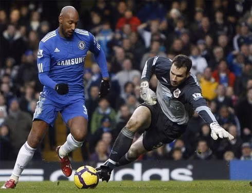 William Gallas Đang trong năm thứ 9 ở giải Ngoại hạng, với 250 trận trong màu áo Chelsea rồi Arsenal, Gallas (áo xanh) vẫn đươc xem như một trong những trung vệ đáng tin cậy nhất. Hậu vệ từng 2 lần vô địch giải Ngoại hạng với Chelsea này đang chơi tuyệt hay sau khi bị truất ngôi thủ quân Arsenal và ở tuổi 32, anh nhiều khả năng sẽ được HLV Wenger phá lệ gia hạn hợp đồng. Claude Makelele Tiền vệ trụ gốc Zaire (áo xanh) có lẽ là người kém nhất về khoản tài năng trong số những ngôi sao bóng đá Pháp cùng thời. Thay vào đó, Makelele chỉ được biết đến như một chú ong thợ cần mẫn ở tuyến giữa. Thể lực và khả năng bao quát tuyệt vời của anh là một thành tố quan trọng giúp Chelsea của Mourinho hai lần liền vô địch giải Ngoại hạng, và đóng vai trò gần như không thể thay thế suốt 5 năm chơi bóng ở Stamford Bridge. Fabien Barthez Thủ môn người Pháp để lại những ấn tượng khó phai cả tích cực lẫn tiêu cực, vì lối bắt bóng tài tử của anh, khi được HLV Ferguson tậu về từ Monaco và chơi cho MU trong 4 năm. Với lối bắt bóng có phần nghệ sĩ, mái đầu trọc và gương mặt hài hước, Barthez đã tạo ra hình ảnh khác hẳn một Peter Schmeichel khắc khổ, dữ dằn trong khung gỗ MU trước đó. Nicolas Anelka Cựu tiền đạo Paris SG là ngôi sao người Pháp kinh qua nhiều đội bóng Anh nhất khi từng chơi cho cả thảy 5 CLB. Bên canh những tranh cãi vì tính khí thất thường, Anelka nhìn chung đều tạo dấn ấn tích cực. Anh bùng nổ, góp công lớn giúp Arsenal lập cú đúp vô địch giải Ngoại hạng - Cup FA mùa 1997-1998 và ghi rất nhiều bàn thắng ở các CLB anh tiếp theo là Liverpool, Man City và Bolton. Nhưng có lẽ Chelsea hiện nay mới là nơi tận dụng được hết những phẩm chất tốt nhất của Anelka, khi biến anh thành đối tác ăn ý với Drobga trên hàng công. Robert Pires Được Wenger đưa về từ Marseille với giá chỉ 6 triệu bảng năm 2000 và khởi đầu có phần chậm chạp, nhưng Pires đã bùng nổ về sau và có 6 năm thành công rực rỡ cùng Arsenal. Dù chỉ là một cầu thủ chạy cánh, tiền vệ có dáng vẻ thư sinh này vẫn được xem như một trong số ít cầu thủ sáng tạo nhất lịch sử Arsenal. Anh luôn tạo cảm giác hưng phấn cho các fan nhờ kỹ thuật cá nhân điêu luyện và những tình huống xử lý đẹp mắt nhưng không kém phần hiệu quả. Marcel Desailly Khi chia tay AC Milan năm 1998 ở tuổi 30, trung vệ gốc Ghana này được xem như một món hàng hết đát. Nhưng đến với Chelsea, Desailly vẫn tỏa sáng và tận hưởng mùa xuân thứ hai trong sự nghiệp huy hoàng của anh. Thể lực, lối đeo bám khó chịu, khả năng không chiến tuyệt vời và tư chất thủ lĩnh biến Desailly thành một tượng đài trong hàng thủ CLB thành London. Nhà vô địch thế giới người Pháp còn được xem như đàn anh có ảnh hưởng lớn, góp phần giúp Chelsea đào tạo nên một John Terry tài năng vẹn toàn đang là thủ lĩnh của đội bóng hiện nay. David Ginola Cầu thủ điển trai này khoác áo 4 CLB Anh - Newcaslte, Tottenham, Aston Villa và Everton, nhưng khoảng thời gian đẹp nhất của anh tại giải Ngoại hạng chỉ gắn liền với hai đội bóng đầu tiên. Ginola là một trong những cầu thủ hay nhất trong đội hình của HLV Kevin Keegan về nhì ở giải Ngoại hạng mùa 1995-1996 và 1996-1997. Trong 3 năm tiếp theo ở Tottenham, anh tiếp tục làm các fan ở sân White Hart Lane ngất ngây với phong thái của một ngôi sao lãng tử. Tottenham không gây ấn tượng mạnh ở giải Ngoại hạng, nhưng các fan vẫn được an ủi phần nào khi chứng kiến vẻ đẹp của bóng đá mà Ginola đều đặn thể hiện mỗi tuần. Patrick Vieira Tiền vệ gốc Senegal được xem như hình mẫu lý tưởng về một tiền vệ trung tâm trong 9 năm đỉnh cao cùng Arsenal. Anh tạo ra chuẩn mực đẹp về khả năng đánh chặn, hỗ trợ tấn công, ghi bàn khi có cơ hội và được xem như vụ mua sắm hiệu quả nhất mà HLV Wenger thực hiện ở CLB thành London. Sau 6 năm xa phiêu bạt ở Serie A cùng Juventus rồi Inter, Vieira đã trở lại giải Ngoại hạng trong tháng 1 vừa qua và hứa hẹn sẽ là một nhân tố quan trọng của Man City trong chiến dịch nâng tầm chất lượng, hình ảnh và sức mạnh của đội bóng. Thierry Henry Thêm một tài năng Pháp được Wenger giới thiệu và lăngxê ở xứ sương mù. Từ chỗ chỉ là một cầu thủ chạy cánh gây thất vọng ở Juventus, sau 8 năm khoác áo Arsenal, Henry trở thành trung phong lợi hại bậc nhất lịch sử CLB này cũng như bóng đá Anh với 226 bàn trên mọi mặt trận. Trước khi sang Barca chinh phục những đỉnh cao mới, Henry đã có 2 chức vô địch giải Ngoại hạng, trong đó có danh hiệu mùa 2003-2004, mùa giải mà Arsenal lập kỳ tích bất bại vô tiền khoáng hậu. Eric Cantona Tự bản thân biệt danh "Vua Eric" mà các fan MU đặt cho đã nói lên tầm ảnh hưởng và tài năng của tiền đạo lãng tử này. Khoác áo đội chủ sân Old Trafford 6 mùa thì có đến 4 mùa liên tiếp, Cantona giúp MU vô địch giải Ngoại hạng (từ 1993 đến 1997) và trở thành huyền thoại sống trong con tim các fan MU. Trong sắc áo MU hay trước đó là Leeds Utd (1992), Cantona không chỉ được biết đến với tư cách một cầu thủ ghi bàn hiệu quả, mà còn là một chuyên gia ghi những bàn thắng đẹp. Với một bộ phận nhỏ các CĐV MU quá khích, Cantona với tính khí ngang tàng còn được nhớ đến và tôn làm thần tượng sau cú song phi mà anh tặng cho một fan Crystal Palace hồi tháng 1/1995.