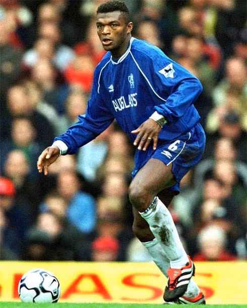 William Gallas Đang trong năm thứ 9 ở giải Ngoại hạng, với 250 trận trong màu áo Chelsea rồi Arsenal, Gallas (áo xanh) vẫn đươc xem như một trong những trung vệ đáng tin cậy nhất. Hậu vệ từng 2 lần vô địch giải Ngoại hạng với Chelsea này đang chơi tuyệt hay sau khi bị truất ngôi thủ quân Arsenal và ở tuổi 32, anh nhiều khả năng sẽ được HLV Wenger phá lệ gia hạn hợp đồng. Claude Makelele Tiền vệ trụ gốc Zaire (áo xanh) có lẽ là người kém nhất về khoản tài năng trong số những ngôi sao bóng đá Pháp cùng thời. Thay vào đó, Makelele chỉ được biết đến như một chú ong thợ cần mẫn ở tuyến giữa. Thể lực và khả năng bao quát tuyệt vời của anh là một thành tố quan trọng giúp Chelsea của Mourinho hai lần liền vô địch giải Ngoại hạng, và đóng vai trò gần như không thể thay thế suốt 5 năm chơi bóng ở Stamford Bridge. Fabien Barthez Thủ môn người Pháp để lại những ấn tượng khó phai cả tích cực lẫn tiêu cực, vì lối bắt bóng tài tử của anh, khi được HLV Ferguson tậu về từ Monaco và chơi cho MU trong 4 năm. Với lối bắt bóng có phần nghệ sĩ, mái đầu trọc và gương mặt hài hước, Barthez đã tạo ra hình ảnh khác hẳn một Peter Schmeichel khắc khổ, dữ dằn trong khung gỗ MU trước đó. Nicolas Anelka Cựu tiền đạo Paris SG là ngôi sao người Pháp kinh qua nhiều đội bóng Anh nhất khi từng chơi cho cả thảy 5 CLB. Bên canh những tranh cãi vì tính khí thất thường, Anelka nhìn chung đều tạo dấn ấn tích cực. Anh bùng nổ, góp công lớn giúp Arsenal lập cú đúp vô địch giải Ngoại hạng - Cup FA mùa 1997-1998 và ghi rất nhiều bàn thắng ở các CLB anh tiếp theo là Liverpool, Man City và Bolton. Nhưng có lẽ Chelsea hiện nay mới là nơi tận dụng được hết những phẩm chất tốt nhất của Anelka, khi biến anh thành đối tác ăn ý với Drobga trên hàng công. Robert Pires Được Wenger đưa về từ Marseille với giá chỉ 6 triệu bảng năm 2000 và khởi đầu có phần chậm chạp, nhưng Pires đã bùng nổ về sau và có 6 năm thành công rực rỡ cùng Arsenal. Dù chỉ là một cầu thủ chạy cánh, tiền vệ có dáng vẻ thư sinh này vẫn được xem như một trong số ít cầu thủ sáng tạo nhất lịch sử Arsenal. Anh luôn tạo cảm giác hưng phấn cho các fan nhờ kỹ thuật cá nhân điêu luyện và những tình huống xử lý đẹp mắt nhưng không kém phần hiệu quả. Marcel Desailly Khi chia tay AC Milan năm 1998 ở tuổi 30, trung vệ gốc Ghana này được xem như một món hàng hết đát. Nhưng đến với Chelsea, Desailly vẫn tỏa sáng và tận hưởng mùa xuân thứ hai trong sự nghiệp huy hoàng của anh. Thể lực, lối đeo bám khó chịu, khả năng không chiến tuyệt vời và tư chất thủ lĩnh biến Desailly thành một tượng đài trong hàng thủ CLB thành London. Nhà vô địch thế giới người Pháp còn được xem như đàn anh có ảnh hưởng lớn, góp phần giúp Chelsea đào tạo nên một John Terry tài năng vẹn toàn đang là thủ lĩnh của đội bóng hiện nay. David Ginola Cầu thủ điển trai này khoác áo 4 CLB Anh - Newcaslte, Tottenham, Aston Villa và Everton, nhưng khoảng thời gian đẹp nhất của anh tại giải Ngoại hạng chỉ gắn liền với hai đội bóng đầu tiên. Ginola là một trong những cầu thủ hay nhất trong đội hình của HLV Kevin Keegan về nhì ở giải Ngoại hạng mùa 1995-1996 và 1996-1997. Trong 3 năm tiếp theo ở Tottenham, anh tiếp tục làm các fan ở sân White Hart Lane ngất ngây với phong thái của một ngôi sao lãng tử. Tottenham không gây ấn tượng mạnh ở giải Ngoại hạng, nhưng các fan vẫn được an ủi phần nào khi chứng kiến vẻ đẹp của bóng đá mà Ginola đều đặn thể hiện mỗi tuần. Patrick Vieira Tiền vệ gốc Senegal được xem như hình mẫu lý tưởng về một tiền vệ trung tâm trong 9 năm đỉnh cao cùng Arsenal. Anh tạo ra chuẩn mực đẹp về khả năng đánh chặn, hỗ trợ tấn công, ghi bàn khi có cơ hội và được xem như vụ mua sắm hiệu quả nhất mà HLV Wenger thực hiện ở CLB thành London. Sau 6 năm xa phiêu bạt ở Serie A cùng Juventus rồi Inter, Vieira đã trở lại giải Ngoại hạng trong tháng 1 vừa qua và hứa hẹn sẽ là một nhân tố quan trọng của Man City trong chiến dịch nâng tầm chất lượng, hình ảnh và sức mạnh của đội bóng. Thierry Henry Thêm một tài năng Pháp được Wenger giới thiệu và lăngxê ở xứ sương mù. Từ chỗ chỉ là một cầu thủ chạy cánh gây thất vọng ở Juventus, sau 8 năm khoác áo Arsenal, Henry trở thành trung phong lợi hại bậc nhất lịch sử CLB này cũng như bóng đá Anh với 226 bàn trên mọi mặt trận. Trước khi sang Barca chinh phục những đỉnh cao mới, Henry đã có 2 chức vô địch giải Ngoại hạng, trong đó có danh hiệu mùa 2003-2004, mùa giải mà Arsenal lập kỳ tích bất bại vô tiền khoáng hậu. Eric Cantona Tự bản thân biệt danh "Vua Eric" mà các fan MU đặt cho đã nói lên tầm ảnh hưởng và tài năng của tiền đạo lãng tử này. Khoác áo đội chủ sân Old Trafford 6 mùa thì có đến 4 mùa liên tiếp, Cantona giúp MU vô địch giải Ngoại hạng (từ 1993 đến 1997) và trở thành huyền thoại sống trong con tim các fan MU. Trong sắc áo MU hay trước đó là Leeds Utd (1992), Cantona không chỉ được biết đến với tư cách một cầu thủ ghi bàn hiệu quả, mà còn là một chuyên gia ghi những bàn thắng đẹp. Với một bộ phận nhỏ các CĐV MU quá khích, Cantona với tính khí ngang tàng còn được nhớ đến và tôn làm thần tượng sau cú song phi mà anh tặng cho một fan Crystal Palace hồi tháng 1/1995.