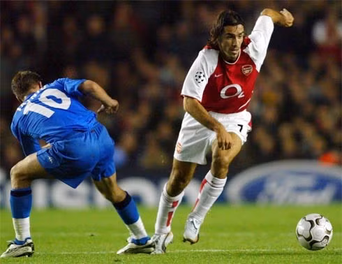 William Gallas Đang trong năm thứ 9 ở giải Ngoại hạng, với 250 trận trong màu áo Chelsea rồi Arsenal, Gallas (áo xanh) vẫn đươc xem như một trong những trung vệ đáng tin cậy nhất. Hậu vệ từng 2 lần vô địch giải Ngoại hạng với Chelsea này đang chơi tuyệt hay sau khi bị truất ngôi thủ quân Arsenal và ở tuổi 32, anh nhiều khả năng sẽ được HLV Wenger phá lệ gia hạn hợp đồng. Claude Makelele Tiền vệ trụ gốc Zaire (áo xanh) có lẽ là người kém nhất về khoản tài năng trong số những ngôi sao bóng đá Pháp cùng thời. Thay vào đó, Makelele chỉ được biết đến như một chú ong thợ cần mẫn ở tuyến giữa. Thể lực và khả năng bao quát tuyệt vời của anh là một thành tố quan trọng giúp Chelsea của Mourinho hai lần liền vô địch giải Ngoại hạng, và đóng vai trò gần như không thể thay thế suốt 5 năm chơi bóng ở Stamford Bridge. Fabien Barthez Thủ môn người Pháp để lại những ấn tượng khó phai cả tích cực lẫn tiêu cực, vì lối bắt bóng tài tử của anh, khi được HLV Ferguson tậu về từ Monaco và chơi cho MU trong 4 năm. Với lối bắt bóng có phần nghệ sĩ, mái đầu trọc và gương mặt hài hước, Barthez đã tạo ra hình ảnh khác hẳn một Peter Schmeichel khắc khổ, dữ dằn trong khung gỗ MU trước đó. Nicolas Anelka Cựu tiền đạo Paris SG là ngôi sao người Pháp kinh qua nhiều đội bóng Anh nhất khi từng chơi cho cả thảy 5 CLB. Bên canh những tranh cãi vì tính khí thất thường, Anelka nhìn chung đều tạo dấn ấn tích cực. Anh bùng nổ, góp công lớn giúp Arsenal lập cú đúp vô địch giải Ngoại hạng - Cup FA mùa 1997-1998 và ghi rất nhiều bàn thắng ở các CLB anh tiếp theo là Liverpool, Man City và Bolton. Nhưng có lẽ Chelsea hiện nay mới là nơi tận dụng được hết những phẩm chất tốt nhất của Anelka, khi biến anh thành đối tác ăn ý với Drobga trên hàng công. Robert Pires Được Wenger đưa về từ Marseille với giá chỉ 6 triệu bảng năm 2000 và khởi đầu có phần chậm chạp, nhưng Pires đã bùng nổ về sau và có 6 năm thành công rực rỡ cùng Arsenal. Dù chỉ là một cầu thủ chạy cánh, tiền vệ có dáng vẻ thư sinh này vẫn được xem như một trong số ít cầu thủ sáng tạo nhất lịch sử Arsenal. Anh luôn tạo cảm giác hưng phấn cho các fan nhờ kỹ thuật cá nhân điêu luyện và những tình huống xử lý đẹp mắt nhưng không kém phần hiệu quả. Marcel Desailly Khi chia tay AC Milan năm 1998 ở tuổi 30, trung vệ gốc Ghana này được xem như một món hàng hết đát. Nhưng đến với Chelsea, Desailly vẫn tỏa sáng và tận hưởng mùa xuân thứ hai trong sự nghiệp huy hoàng của anh. Thể lực, lối đeo bám khó chịu, khả năng không chiến tuyệt vời và tư chất thủ lĩnh biến Desailly thành một tượng đài trong hàng thủ CLB thành London. Nhà vô địch thế giới người Pháp còn được xem như đàn anh có ảnh hưởng lớn, góp phần giúp Chelsea đào tạo nên một John Terry tài năng vẹn toàn đang là thủ lĩnh của đội bóng hiện nay. David Ginola Cầu thủ điển trai này khoác áo 4 CLB Anh - Newcaslte, Tottenham, Aston Villa và Everton, nhưng khoảng thời gian đẹp nhất của anh tại giải Ngoại hạng chỉ gắn liền với hai đội bóng đầu tiên. Ginola là một trong những cầu thủ hay nhất trong đội hình của HLV Kevin Keegan về nhì ở giải Ngoại hạng mùa 1995-1996 và 1996-1997. Trong 3 năm tiếp theo ở Tottenham, anh tiếp tục làm các fan ở sân White Hart Lane ngất ngây với phong thái của một ngôi sao lãng tử. Tottenham không gây ấn tượng mạnh ở giải Ngoại hạng, nhưng các fan vẫn được an ủi phần nào khi chứng kiến vẻ đẹp của bóng đá mà Ginola đều đặn thể hiện mỗi tuần. Patrick Vieira Tiền vệ gốc Senegal được xem như hình mẫu lý tưởng về một tiền vệ trung tâm trong 9 năm đỉnh cao cùng Arsenal. Anh tạo ra chuẩn mực đẹp về khả năng đánh chặn, hỗ trợ tấn công, ghi bàn khi có cơ hội và được xem như vụ mua sắm hiệu quả nhất mà HLV Wenger thực hiện ở CLB thành London. Sau 6 năm xa phiêu bạt ở Serie A cùng Juventus rồi Inter, Vieira đã trở lại giải Ngoại hạng trong tháng 1 vừa qua và hứa hẹn sẽ là một nhân tố quan trọng của Man City trong chiến dịch nâng tầm chất lượng, hình ảnh và sức mạnh của đội bóng. Thierry Henry Thêm một tài năng Pháp được Wenger giới thiệu và lăngxê ở xứ sương mù. Từ chỗ chỉ là một cầu thủ chạy cánh gây thất vọng ở Juventus, sau 8 năm khoác áo Arsenal, Henry trở thành trung phong lợi hại bậc nhất lịch sử CLB này cũng như bóng đá Anh với 226 bàn trên mọi mặt trận. Trước khi sang Barca chinh phục những đỉnh cao mới, Henry đã có 2 chức vô địch giải Ngoại hạng, trong đó có danh hiệu mùa 2003-2004, mùa giải mà Arsenal lập kỳ tích bất bại vô tiền khoáng hậu. Eric Cantona Tự bản thân biệt danh "Vua Eric" mà các fan MU đặt cho đã nói lên tầm ảnh hưởng và tài năng của tiền đạo lãng tử này. Khoác áo đội chủ sân Old Trafford 6 mùa thì có đến 4 mùa liên tiếp, Cantona giúp MU vô địch giải Ngoại hạng (từ 1993 đến 1997) và trở thành huyền thoại sống trong con tim các fan MU. Trong sắc áo MU hay trước đó là Leeds Utd (1992), Cantona không chỉ được biết đến với tư cách một cầu thủ ghi bàn hiệu quả, mà còn là một chuyên gia ghi những bàn thắng đẹp. Với một bộ phận nhỏ các CĐV MU quá khích, Cantona với tính khí ngang tàng còn được nhớ đến và tôn làm thần tượng sau cú song phi mà anh tặng cho một fan Crystal Palace hồi tháng 1/1995.