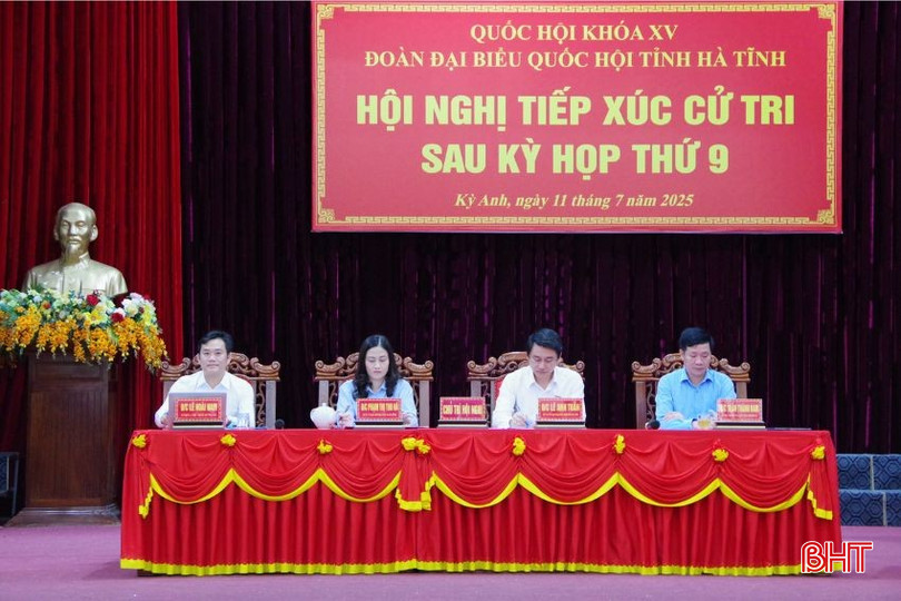 Các đại biểu chủ trì hội nghị tiếp xúc cử tri. bqbht_br_ka3.jpg