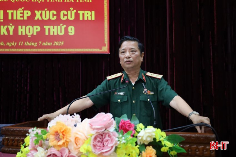 Trung tướng Hà Thọ Bình - Tư lệnh Quân khu IV phát biểu tại buổi tiếp xúc cử tri. bqbht_br_ka8.jpg