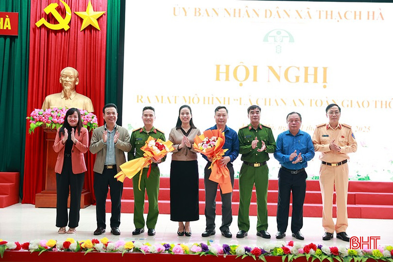 Các đại biểu tặng hoa chúc mừng Ban chỉ đạo mô hình "Lá chắn an toàn giao thông" xã Thạch Hà. bqbht_br_6.jpg