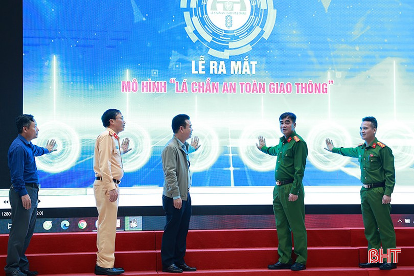 Các đại biểu bấm nút ra mắt mô hình "Lá chắn an toàn giao thông" xã Thạch Hà. bqbht_br_5.jpg