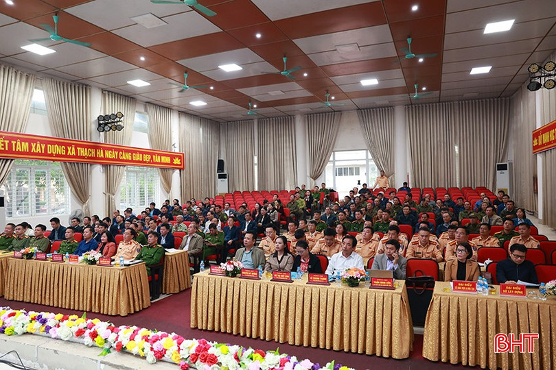 Các đại biểu tham dự hội nghị ra mắt mô hình "Lá chắn an toàn giao thông" xã Thạch Hà. bqbht_br_8.jpg