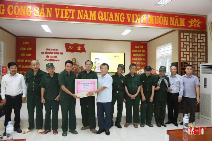 អនុប្រធានក្រុមប្រឹក្សាប្រជាជនខេត្ត លោក Tran Van Ky និងថ្នាក់ដឹកនាំមន្ទីរ អង្គភាពនានា ជូនអំណោយដល់យោធិនរបួសនៅមណ្ឌលថែទាំសុខភាពផ្លូវចិត្ត Nghe An សម្រាប់យោធិនរបួស។ bqbht_br_tq5.jpg