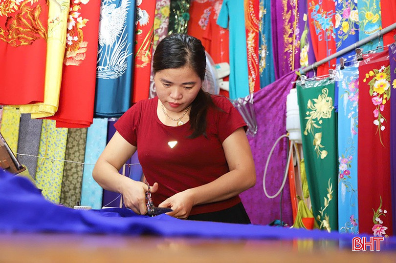Chị Trần Thị Hoa, chủ cơ sở may Hoa Vinh Huế, phường Thành Sen tỉ mẩn bên từng thớ vải. bqbht_br_ad4.jpg