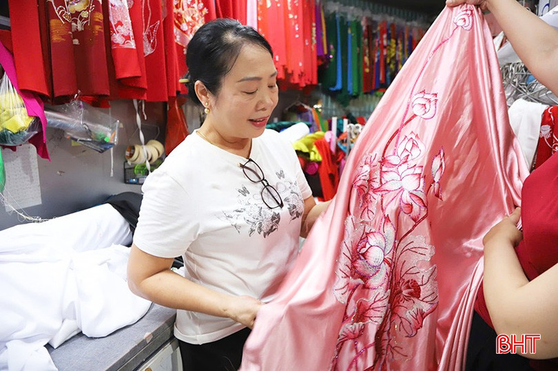 Bà Hà Thị Thanh, phường Thành Sen đang lựa chọn mẫu vải để may áo dài. bqbht_br_ad5.jpg