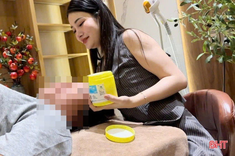 Chủ cơ sở Anh Nguyễn Beauty & Spa đang tiến hành ủ tê để tư vấn tiêm botox gọn hàm cho khách hàng. bqbht_br_9.jpg
