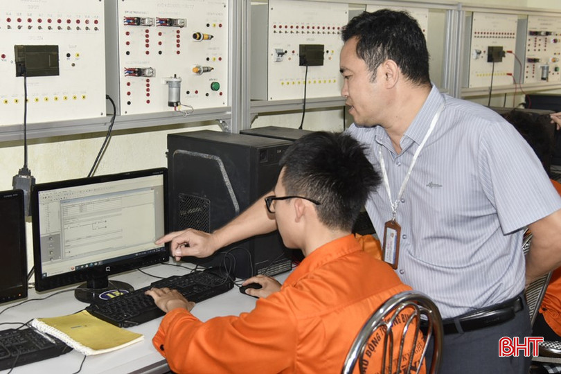 Song song học văn hoá, học sinh Trường Trung cấp Kỹ nghệ Hà Tĩnh còn được học nghề. bqbht_br_dt-dsc0414.jpg