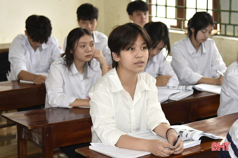 Vừa học THPT vừa học nghề kỹ thuật chế biến món ăn, em Phạm Thị Huyền Anh còn tham gia học tiếng Hàn tại trường. bqbht_br_dt-dsc0387.jpg