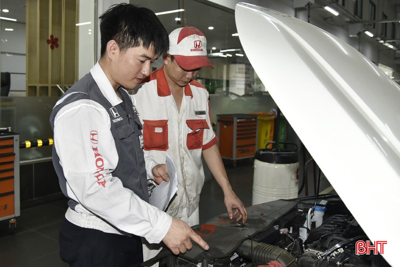 Với tay nghề được đào tạo tại Trường Trung cấp Kỹ nghệ Hà Tĩnh và sự nỗ lực học hỏi, em Hồ Đình Lợi (bên trái) được đảm nhiệm chức vụ Quản đốc tại Honda ô tô Hà Tĩnh. bqbht_br_dt-dsc0495.jpg