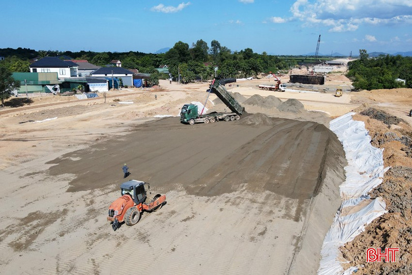 Việc đưa các mỏ khoáng sản ra đấu giá góp phần đáp ứng nhu cầu về nguồn vật liệu thi công các dự án trên địa bàn tỉnh Hà Tĩnh. DT DJI_0108.jpg