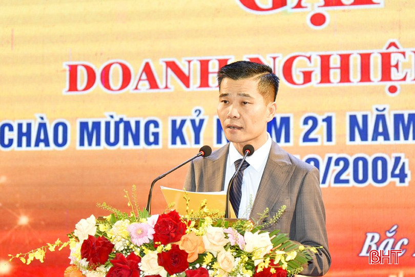 Chủ tịch UBND phường Bắc Hồng Lĩnh Trần Xuân Đức phát biểu chúc mừng tại buổi gặp mặt. bqbht_br_dt-dsc2441.jpg