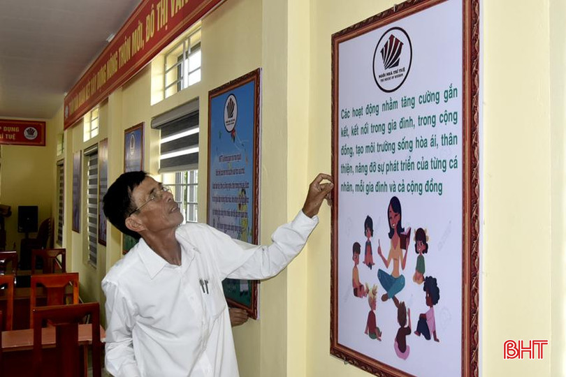 Ông Phạm Xuân Lân – Bí thư Chi bộ thôn Hồng Lam giới thiệu khẩu hiệu tuyên truyền trong Nhà văn hoá - ngôi nhà trí tuệ của thôn. bqbht_br_dt-dsc1943-530.jpg