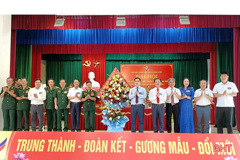 Lãnh đạo TX Hồng Lĩnh tặng hoa chúc mừng đại hội. DT cc328b2b62616f329.jpg