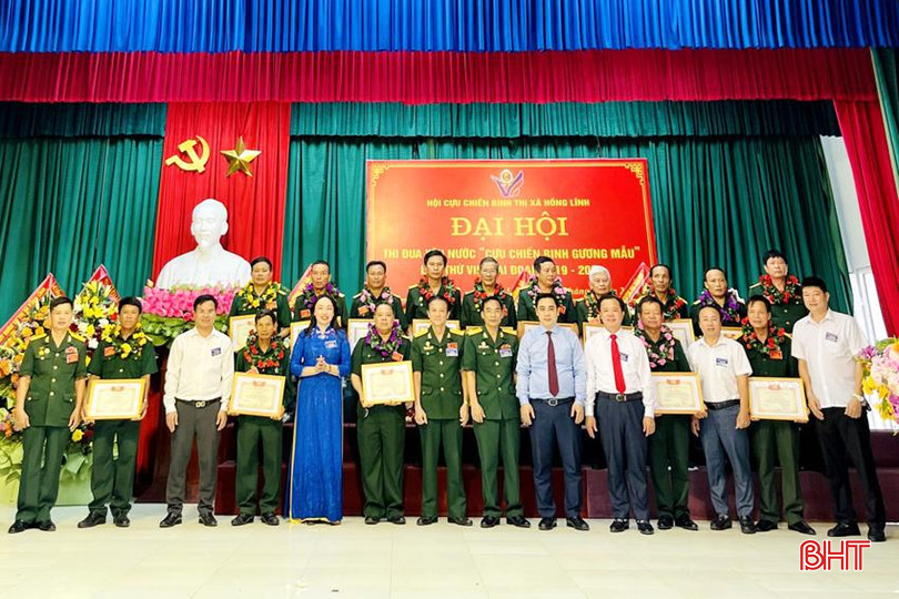 Lãnh đạo TX Hồng Lĩnh tặng giấy khen cho các tập thể và cá nhân có thành tích xuất sắc trong phong trào thi đua yêu nước “Cựu chiến binh gương mẫu” giai đoạn 2019 - 2024. DT z5691425655107_0cd7437f4f396a4d2d3290fa5879cbfd.jpg