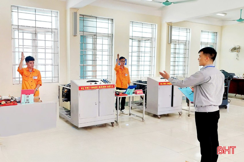 Được nhà trường quan tâm tạo điều kiện về cơ sở vật chất, trang thiết bị, thầy Lương Văn Lợi đã chuẩn bị tốt bài giảng. bqbht_br_dt-93e7516a-518a-4a56-ac67-d55c9242465c.jpg
