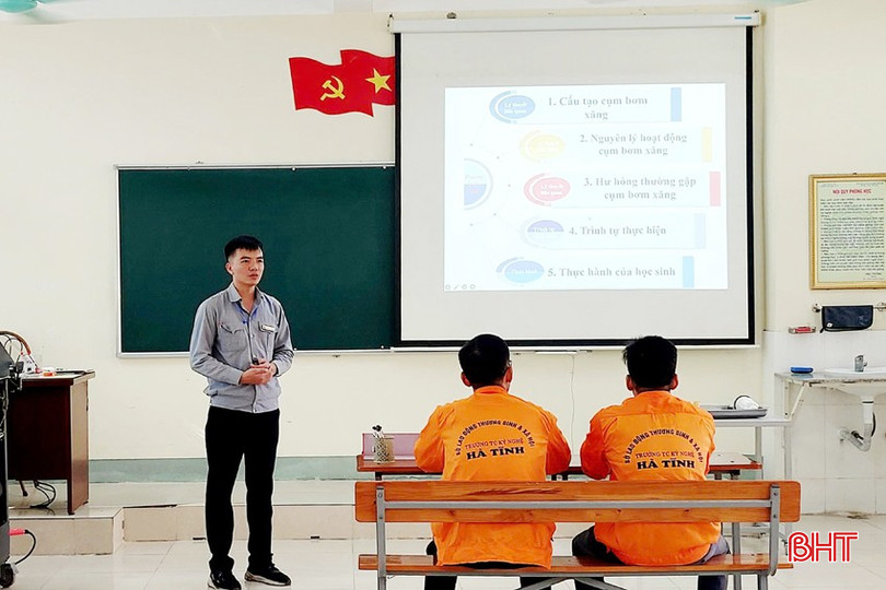 Thầy giáo Lương Văn Lợi - giáo viên Khoa Kỹ thuật công nghệ, Trường Trung cấp Kỹ nghệ Hà Tĩnh là nhà giáo trẻ tuổi nhất của đoàn Hà Tĩnh tham gia hội giảng. bqbht_br_dt-z5989310852415-5101451b3dd85df6f69245fa73fb0c4c.jpg