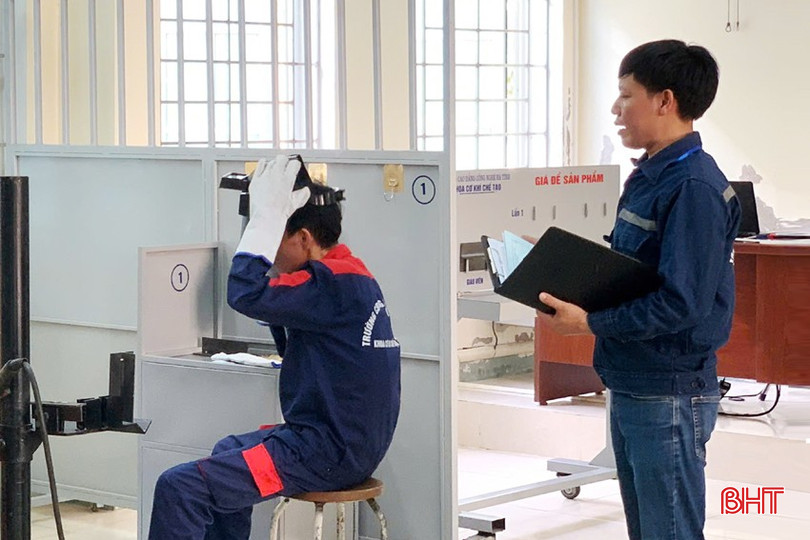 Thầy giáo Nguyễn Công Trạng luyện giảng bài giảng nghề Hàn. bqbht_br_dt-z5768612352660-09eccfe770a95c574824567c3b17a242.jpg