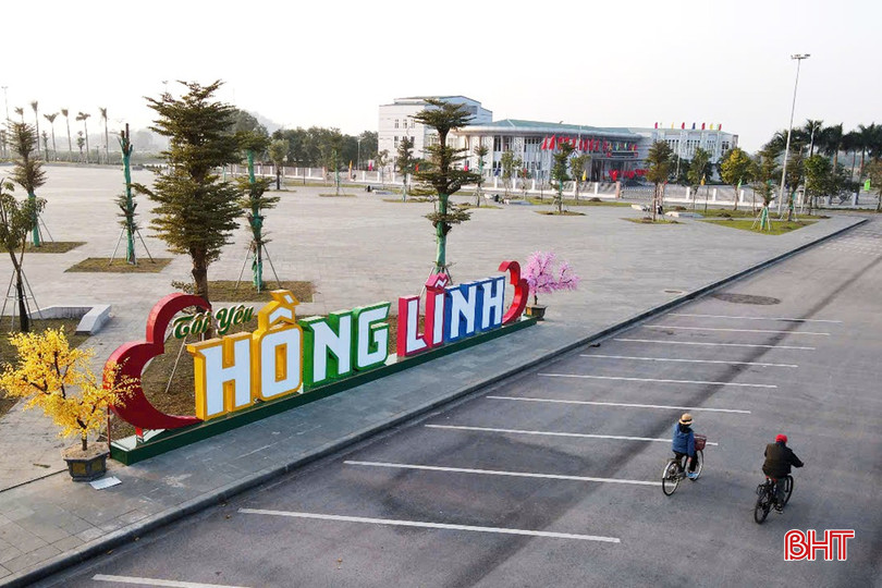 Quảng trường TX Hồng Lĩnh được đầu tư xây dựng với không gian cây xanh mang lại giá trị cảnh quan cho khu vực, nâng cao mỹ quan đô thị. bqbht_br_dt-z6255343893185-f3ee7a0b415ef55a35104f47dfb9d012.jpg