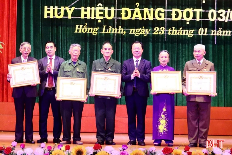 Lãnh đạo TX Hồng Lĩnh trao Huy hiệu 55 năm tuổi Đảng...