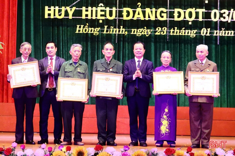 Lãnh đạo TX Hồng Lĩnh trao Huy hiệu 55 năm tuổi Đảng...